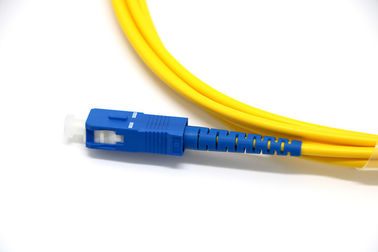 노란 단일 모드 섬유 헝겊 조각은 9/125의 SC/UPC 연결관에 의하여 주문을 받아서 만들어진 길이에 케이블을 답니다